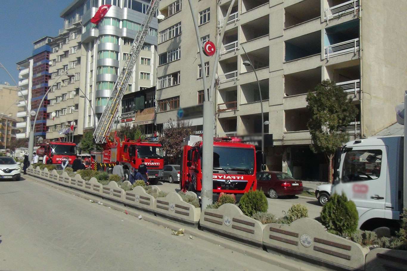 Elâzığ'da ağır hasarlı binada çıkan yangın söndürüldü